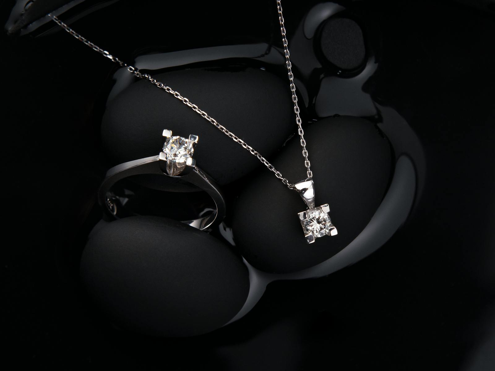 Parures de Bijoux de Mariée Canada : Comment Créer un Look de Mariage Coordonné stock photo