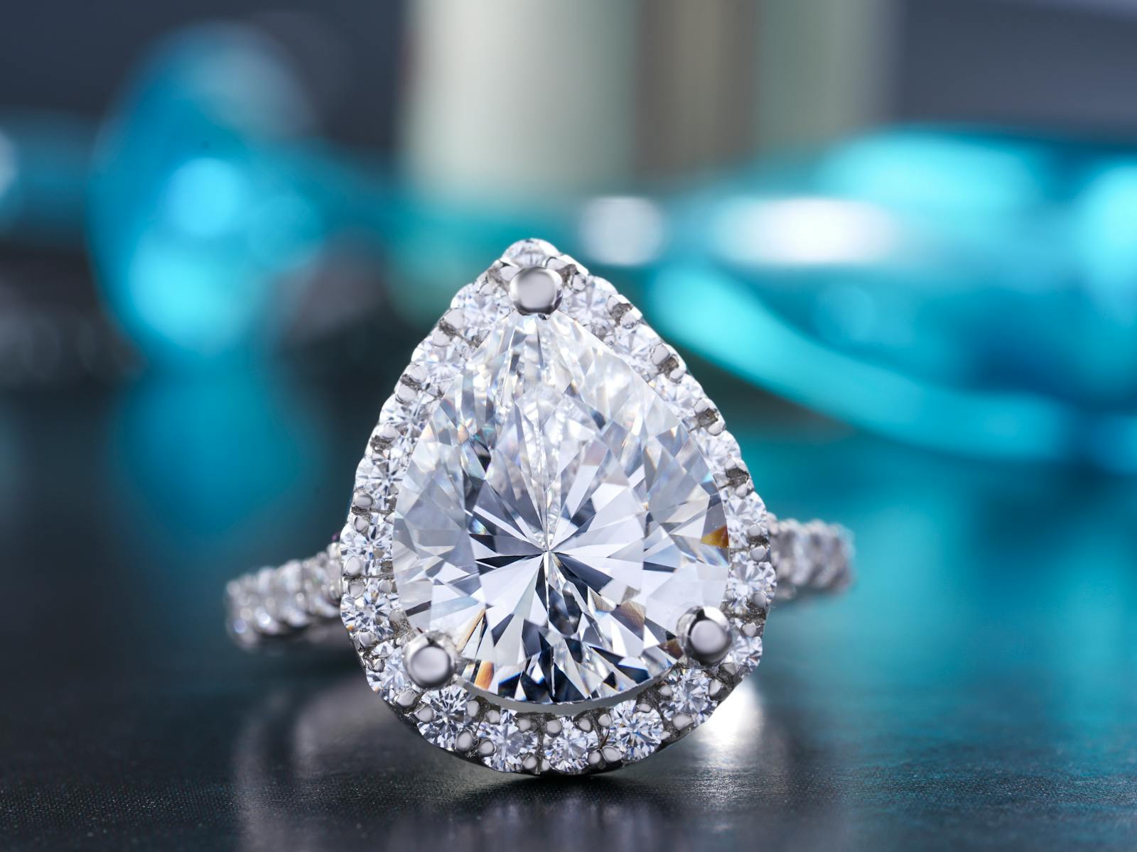 Acheter des bijoux en diamant en ligne au Canada : ce qu'il faut vérifier avant de cliquer sur « acheter » stock photo