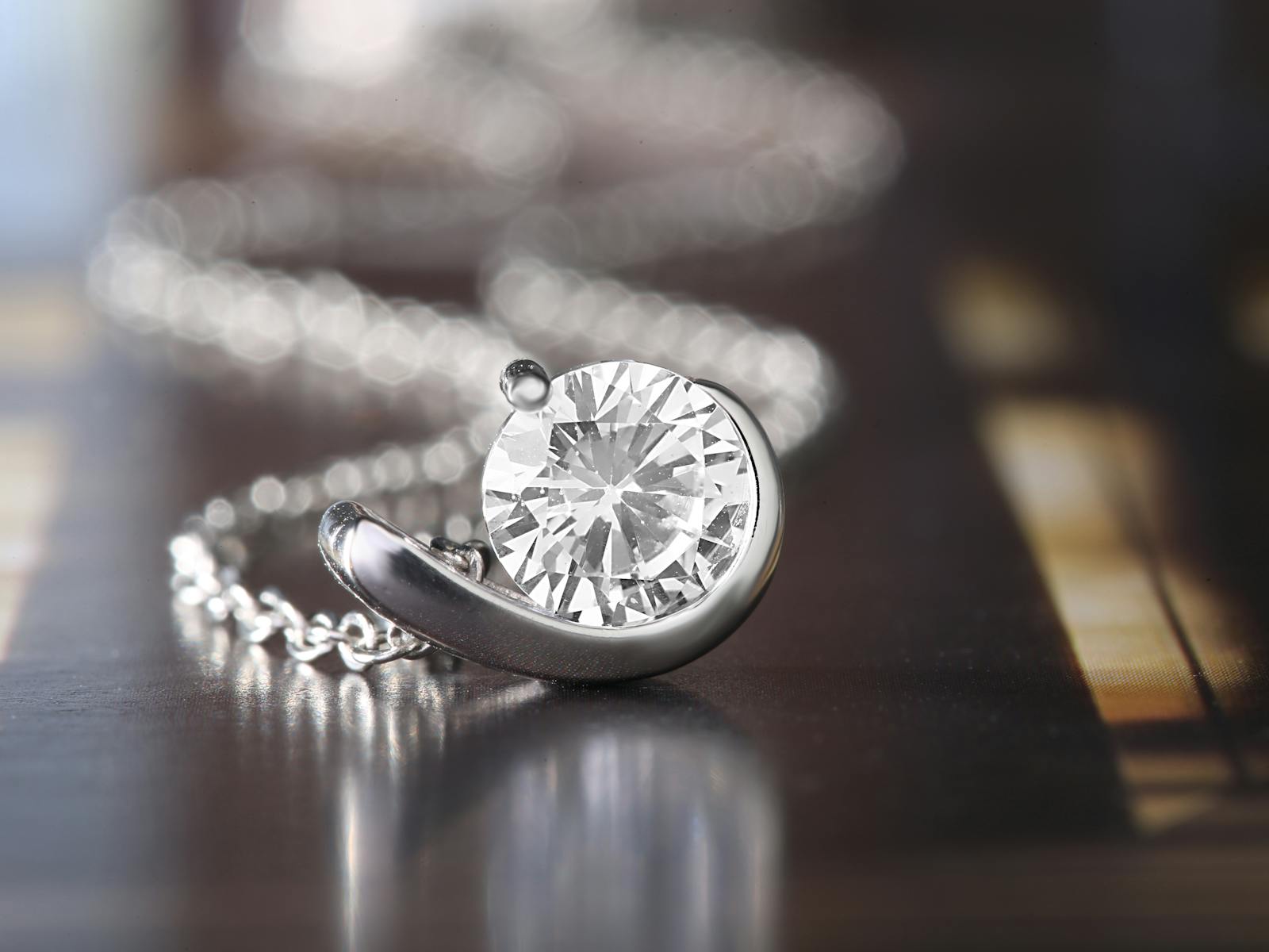 Comment entretenir vos bijoux en diamant dans le climat canadien stock photo