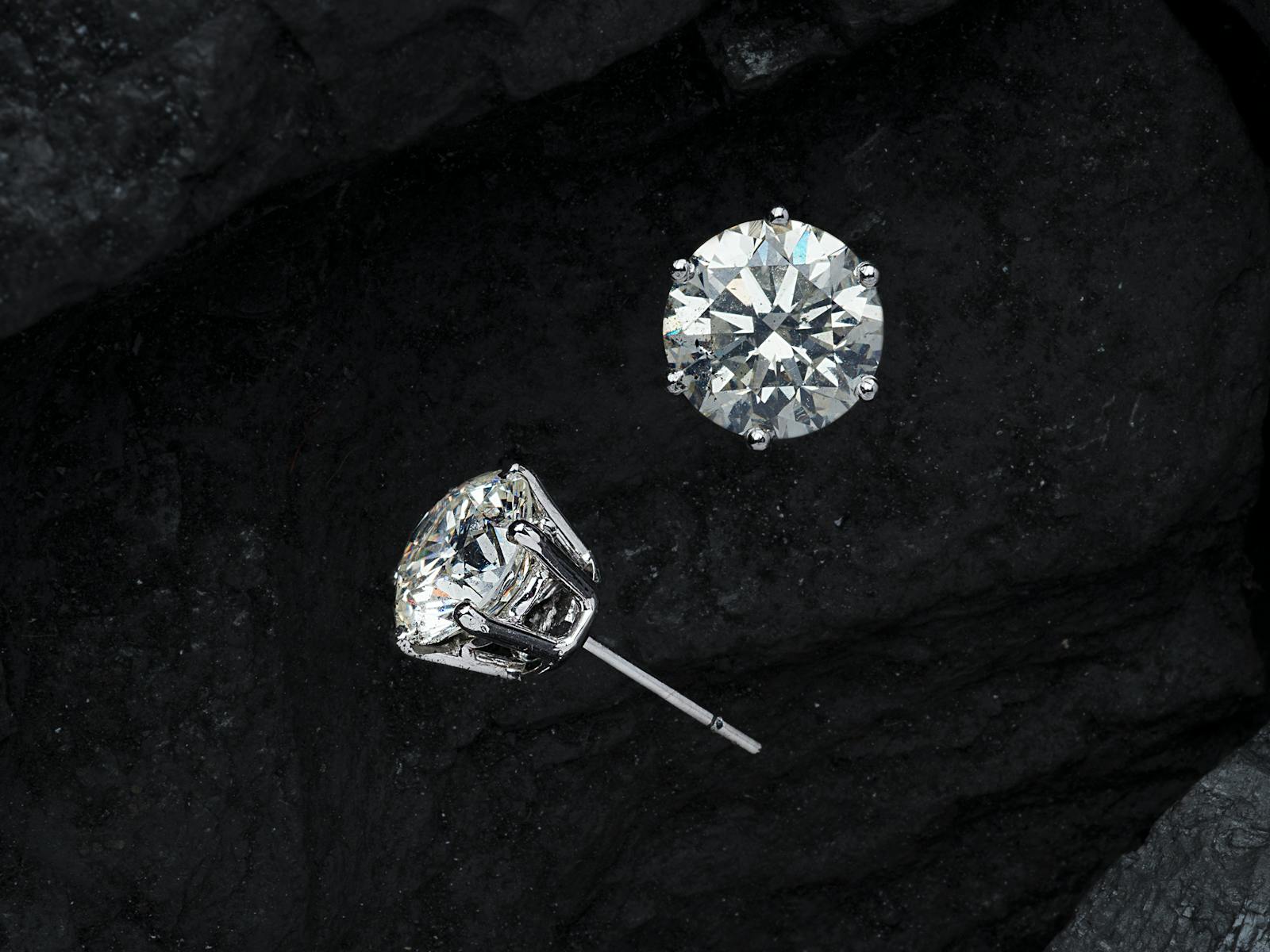 Boucles d'oreilles en diamant pour l'obtention du diplôme au Canada : quoi acheter et combien dépenser stock photo